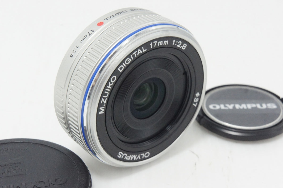 美品 OLYMPUS オリンパス M.ZUIKO DIGITAL 17mm F2.8 パンケーキレンズ AFレンズ シルバー マイクロフォーサーズ フィルター付 261008s