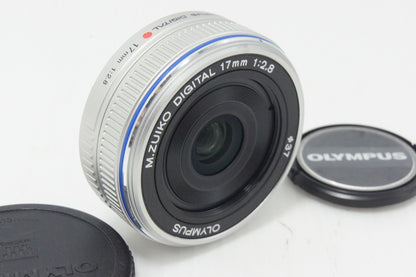 美品 OLYMPUS オリンパス M.ZUIKO DIGITAL 17mm F2.8 パンケーキレンズ AFレンズ シルバー マイクロフォーサーズ フィルター付 261008s