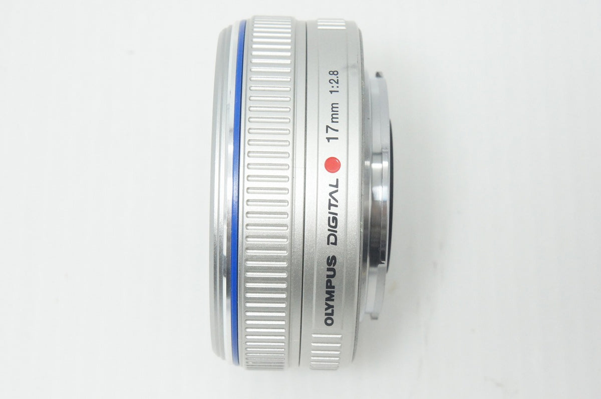 美品 OLYMPUS オリンパス M.ZUIKO DIGITAL 17mm F2.8 パンケーキレンズ AFレンズ シルバー マイクロフォーサーズ フィルター付 261008s
