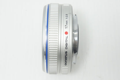 美品 OLYMPUS オリンパス M.ZUIKO DIGITAL 17mm F2.8 パンケーキレンズ AFレンズ シルバー マイクロフォーサーズ フィルター付 261008s