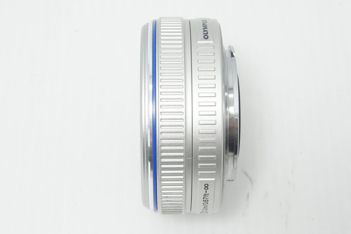 美品 OLYMPUS オリンパス M.ZUIKO DIGITAL 17mm F2.8 パンケーキレンズ AFレンズ シルバー マイクロフォーサーズ フィルター付 261008s