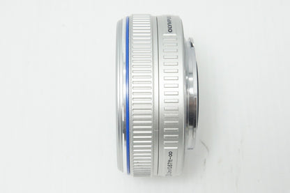 美品 OLYMPUS オリンパス M.ZUIKO DIGITAL 17mm F2.8 パンケーキレンズ AFレンズ シルバー マイクロフォーサーズ フィルター付 261008s