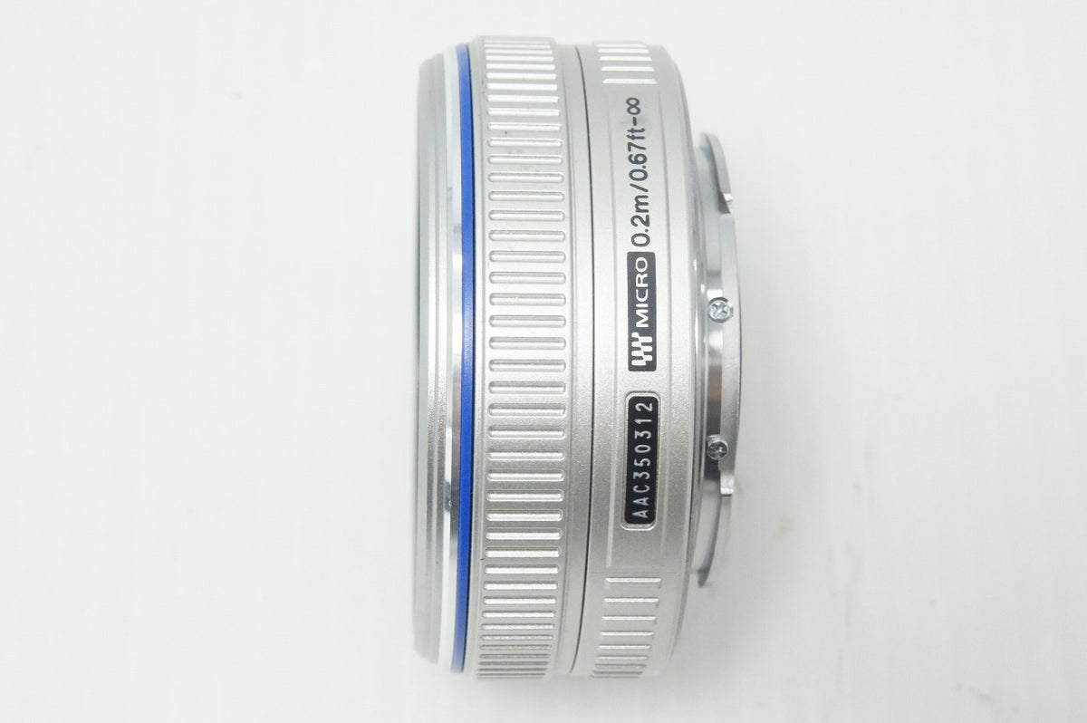 美品 OLYMPUS オリンパス M.ZUIKO DIGITAL 17mm F2.8 パンケーキレンズ AFレンズ シルバー マイクロフォーサーズ フィルター付 261008s