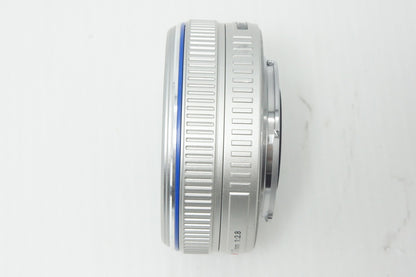 美品 OLYMPUS オリンパス M.ZUIKO DIGITAL 17mm F2.8 パンケーキレンズ AFレンズ シルバー マイクロフォーサーズ フィルター付 261008s