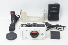 Panasonic パナソニック LUMIX DMC-GF1 ボディ ミラーレス一眼カメラ ホワイト 純正ジャケット付 261008u