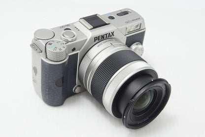 美品 PENTAX Q10 ズームレンズキット [標準ズーム 02 STANDARD ZOOM]  ミラーレス一眼カメラ シルバー 260728ag