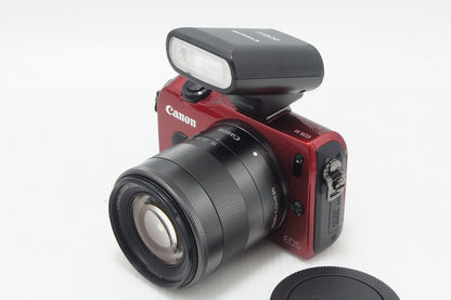 美品 Canon キヤノン EOS M + EF-M 18-55mm IS STM レンズキット ミラーレス一眼カメラ レッド 90EX ストロボ付 260804s