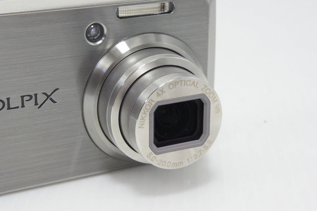 Nikon COOLPIX S600 Compact Digital Camera Titanium Silver 260427e
