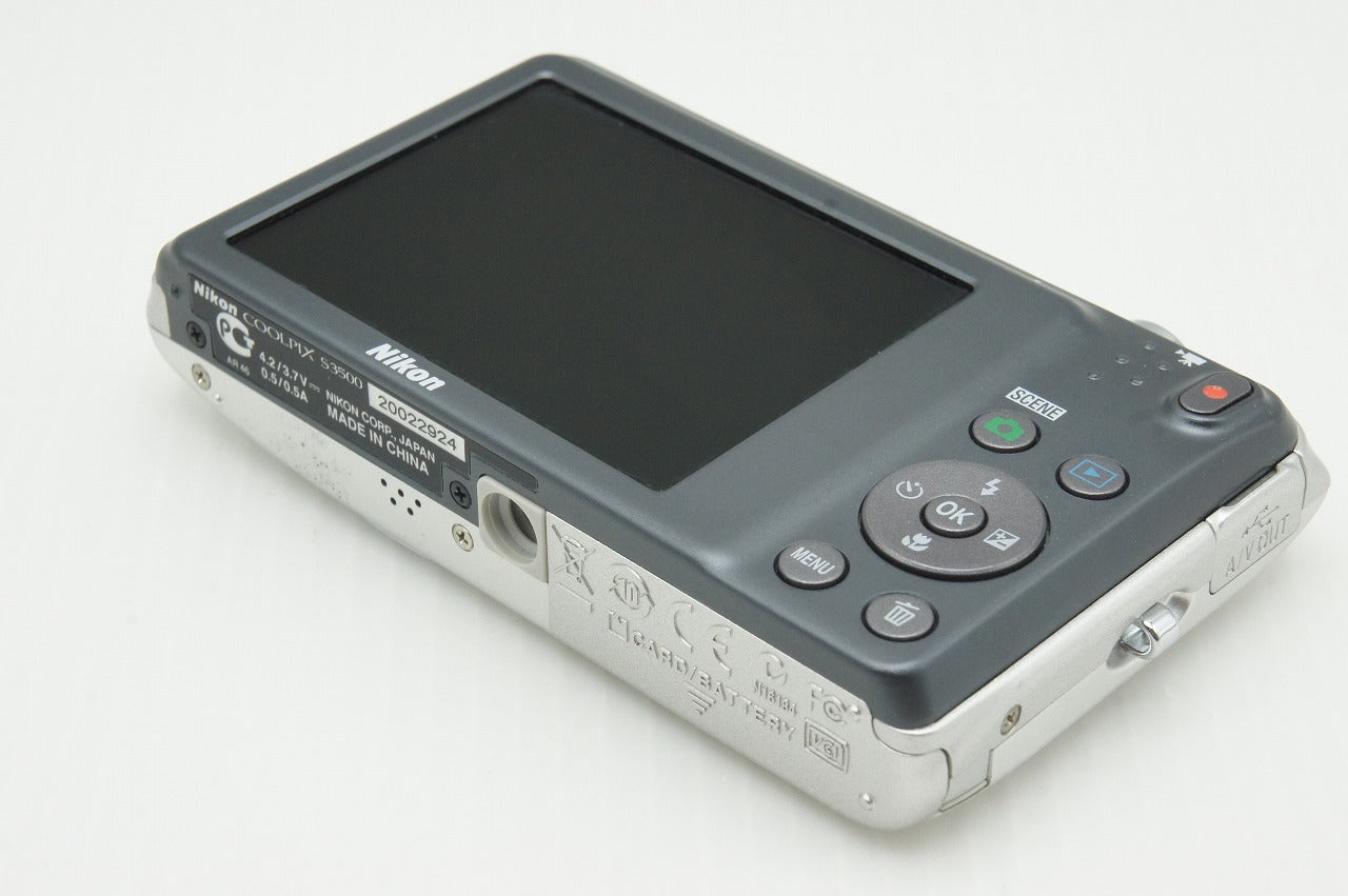 美品 Nikon ニコン COOLPIX S3500 コンパクトデジタルカメラ クリスタルシルバー 元箱付 260121b