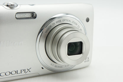 美品 Nikon ニコン COOLPIX S3500 コンパクトデジタルカメラ クリスタルシルバー 元箱付 260121b