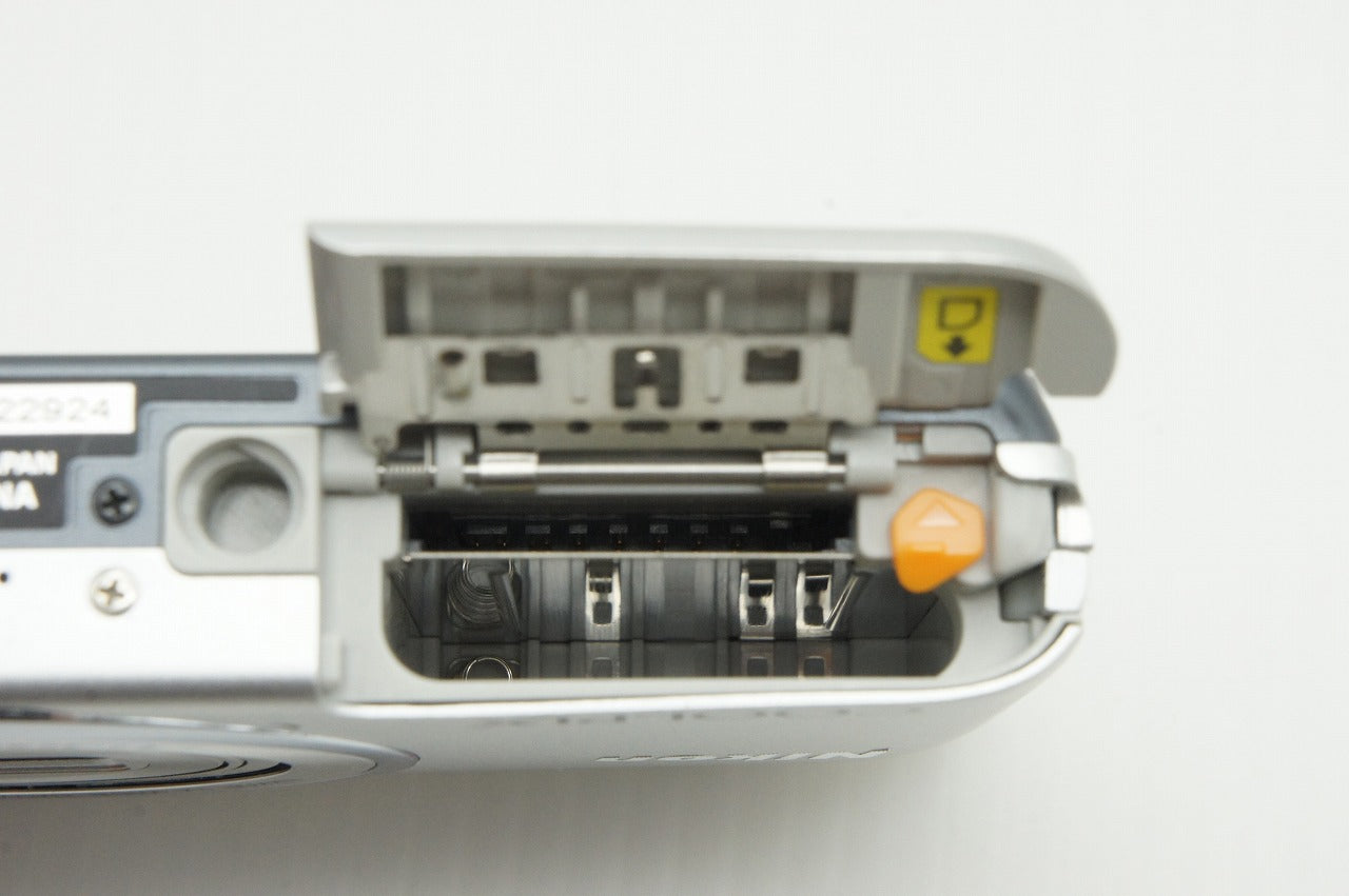 美品 Nikon ニコン COOLPIX S3500 コンパクトデジタルカメラ クリスタルシルバー 元箱付 260121b