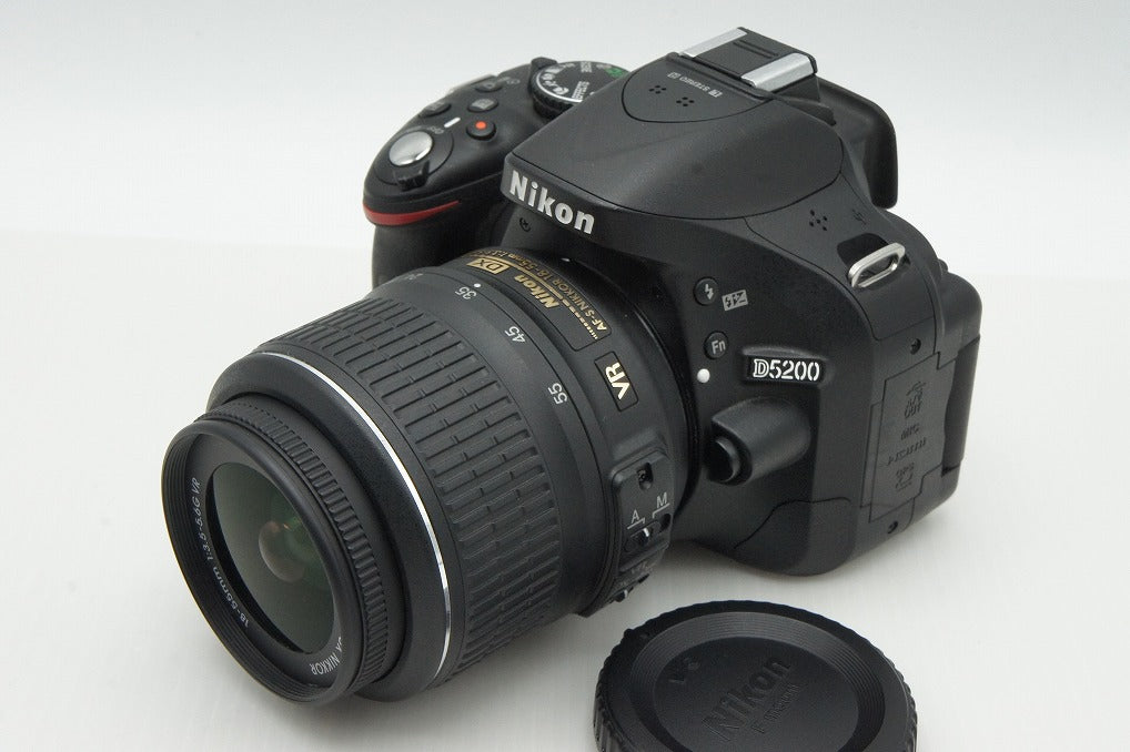 美品 Nikon ニコン D5200 ボディ + AF-S DX 18-55mm VR レンズキット デジタル一眼レフカメラ 260121u