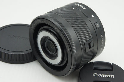 美品 Canon キヤノン EF-M 28mm F3.5 MACRO IS STM EF-Mマウント 単焦点レンズ ポーチ付 260121af