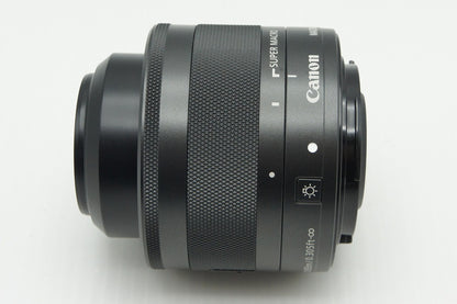 美品 Canon キヤノン EF-M 28mm F3.5 MACRO IS STM EF-Mマウント 単焦点レンズ ポーチ付 260121af