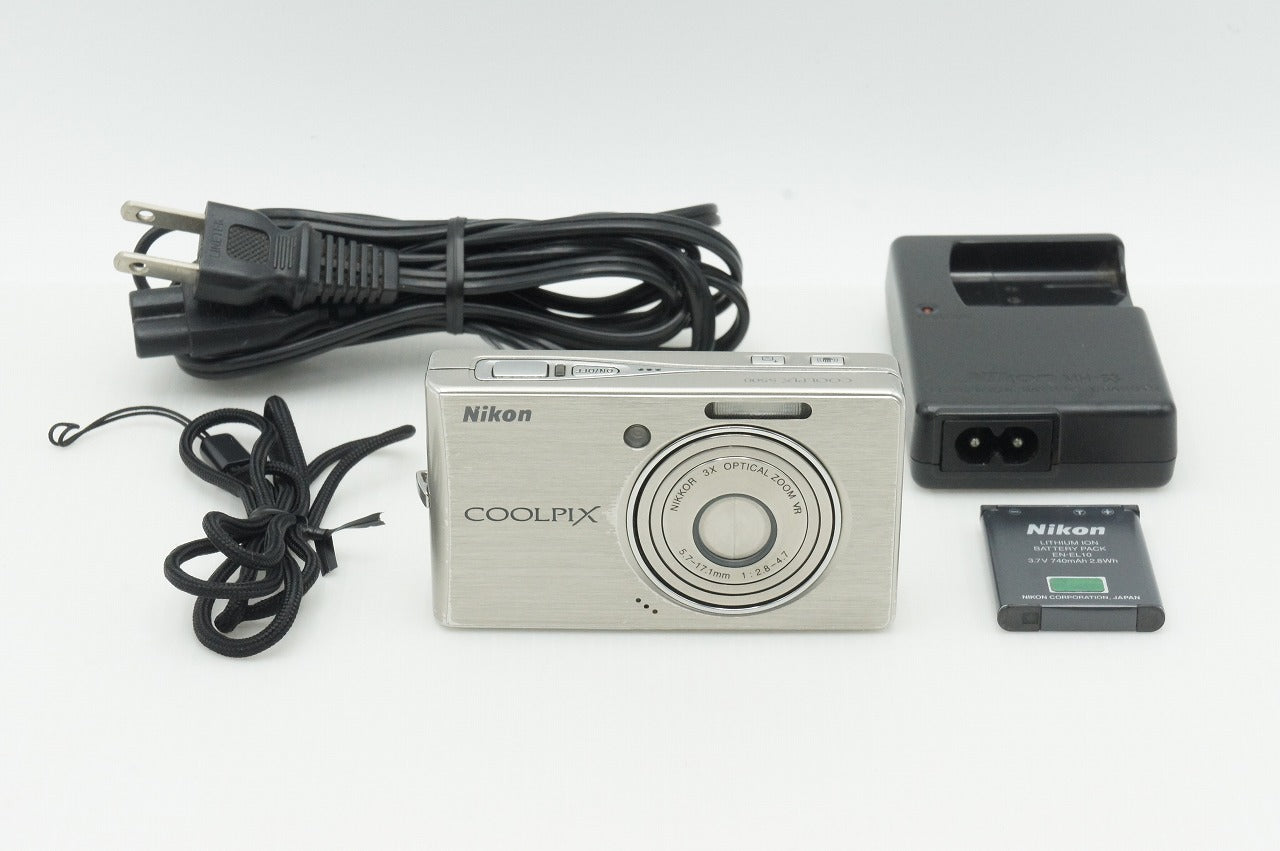 Nikon COOLPIX S500 Compact Digital Camera Silver 260121n