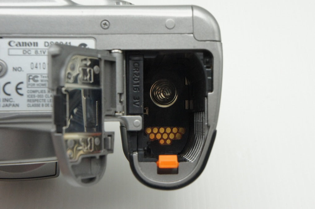 Canon キヤノン EOS Kiss Digital ボディ デジタル一眼レフカメラ シルバー 260123e