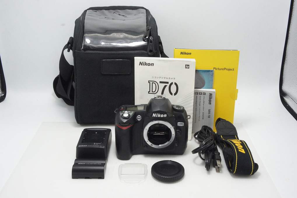 Nikon ニコン D70 ボディ デジタル一眼レフカメラ ブラック バック付 260804e