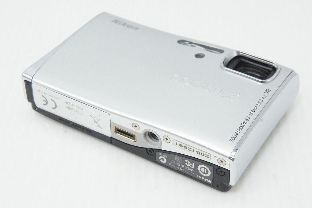 良品 Nikon ニコン COOLPIX S50 コンパクトデジタルカメラ グロスシルバー ケース付 260512b