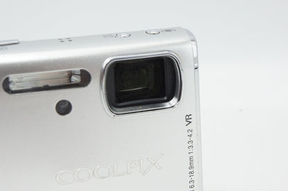 良品 Nikon ニコン COOLPIX S50 コンパクトデジタルカメラ グロスシルバー ケース付 260512b