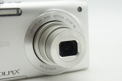 良品 Nikon ニコン COOLPIX S3300 コンパクトデジタルカメラ クリスタルシルバー 260123x