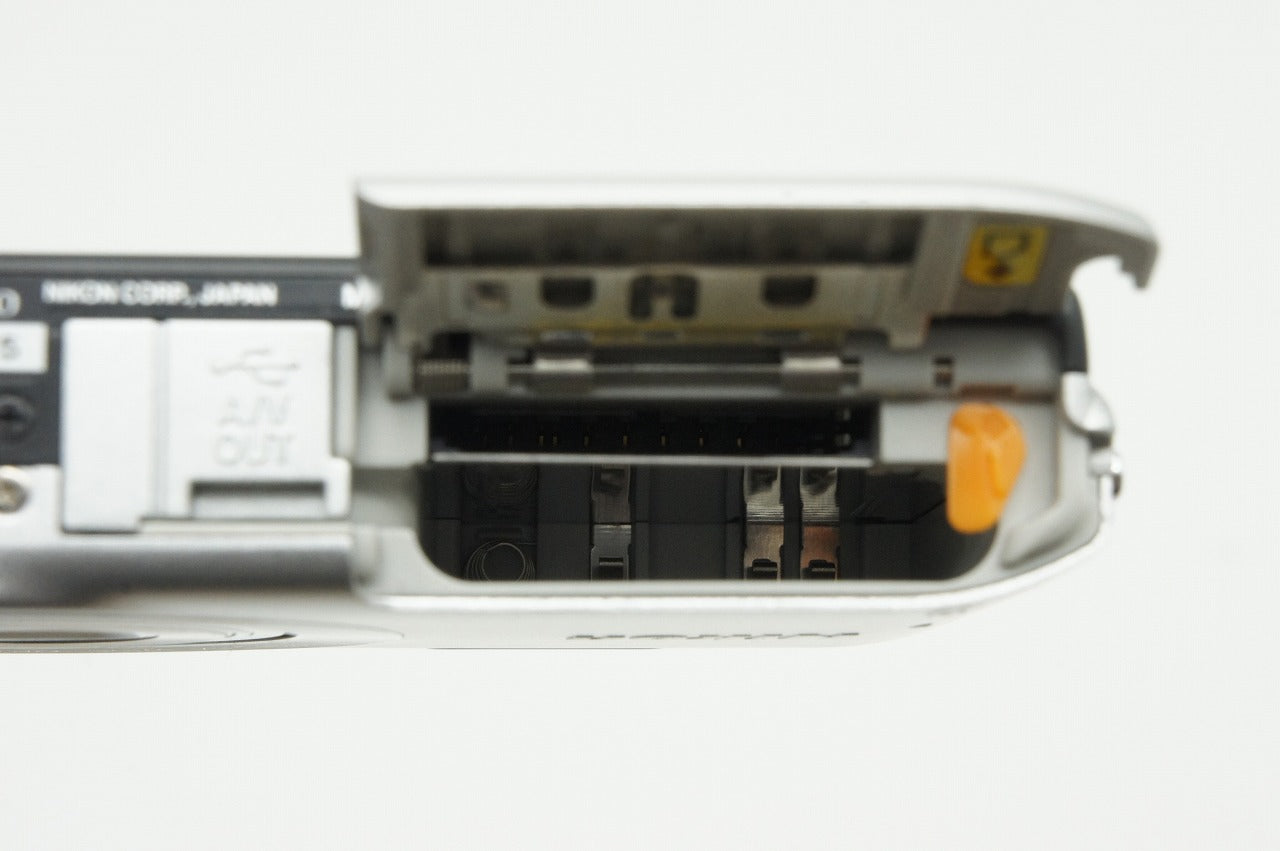 良品 Nikon ニコン COOLPIX S3300 コンパクトデジタルカメラ クリスタルシルバー 260123x