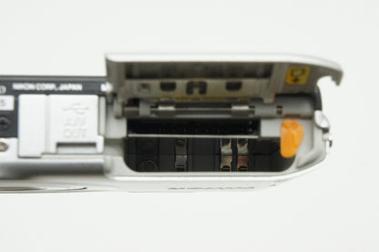 良品 Nikon ニコン COOLPIX S3300 コンパクトデジタルカメラ クリスタルシルバー 260123x