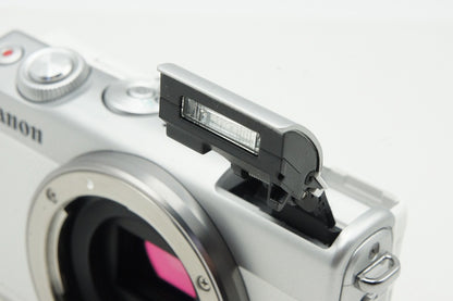 美品 Canon EOS M100 + EF-M 15-45mm IS STM レンズキット ミラーレス一眼カメラ ホワイト ボトムカバー付 260123ar