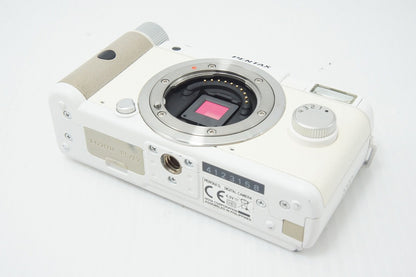 良品 PENTAX Q ズームレンズキット [標準ズーム 02 STANDARD ZOOM (smc PENTAX 5-15mm F2.8-4.5 ED AL IF) ] ミラーレス一眼カメラ ホワイト 260817c