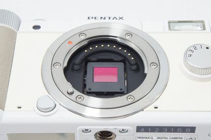 良品 PENTAX Q ズームレンズキット [標準ズーム 02 STANDARD ZOOM (smc PENTAX 5-15mm F2.8-4.5 ED AL IF) ] ミラーレス一眼カメラ ホワイト 260817c