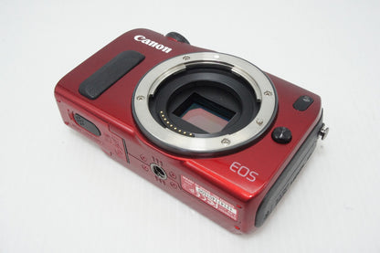 美品 Canon EOS M ボディ + EF-M 18-55mm IS STM レンズキット ミラーレス一眼カメラ レッド SPEEDLITE 90EX付 260513al
