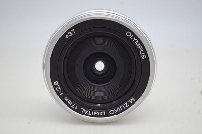 良品 OLYMPUS オリンパス M.ZUIKO DIGITAL 17mm F2.8 パンケーキレンズ マイクロフォーサーズ シルバー 251105m