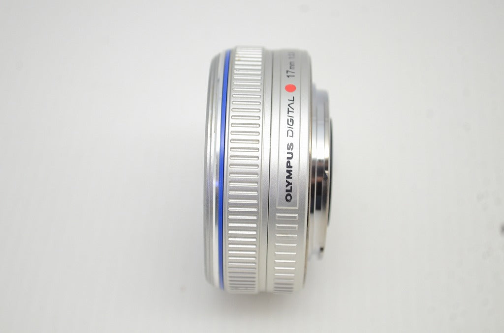 良品 OLYMPUS オリンパス M.ZUIKO DIGITAL 17mm F2.8 パンケーキレンズ マイクロフォーサーズ シルバー 251105m