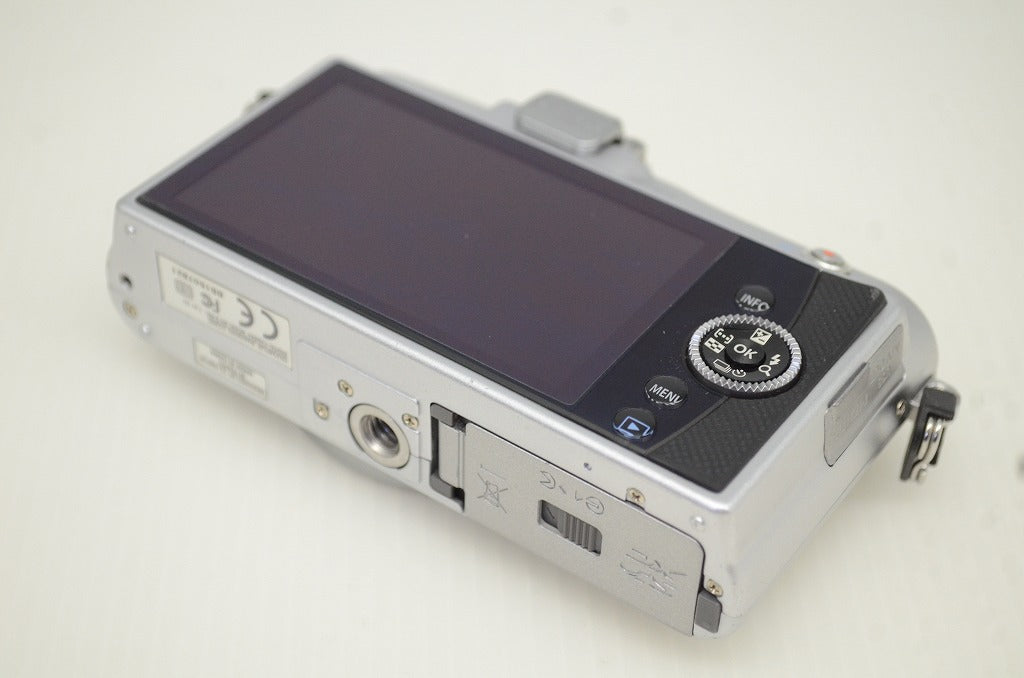 美品 OLYMPUS PEN mini E-PM1 + M.ZUIKO DIGITAL 14-42mm F3.5-5.6 II R レンズキット ミラーレス シルバー 251105i