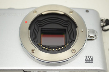 美品 OLYMPUS PEN mini E-PM1 + M.ZUIKO DIGITAL 14-42mm F3.5-5.6 II R レンズキット ミラーレス シルバー 251105i