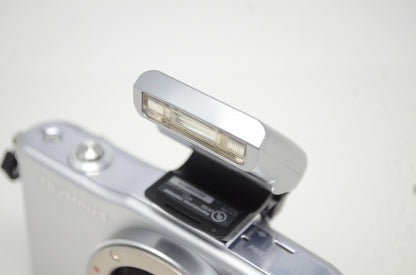 美品 OLYMPUS PEN mini E-PM1 + M.ZUIKO DIGITAL 14-42mm F3.5-5.6 II R レンズキット ミラーレス シルバー 251105i