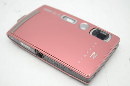 良品 FUJIFILM フジフィルム FinePix Z1100EXR コンパクトデジタルカメラ ピンク 元箱付 250905j