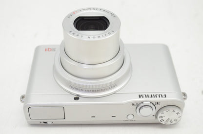 美品 FUJIFILM フジフィルム XQ1 コンパクトデジタルカメラ シルバー 250908d