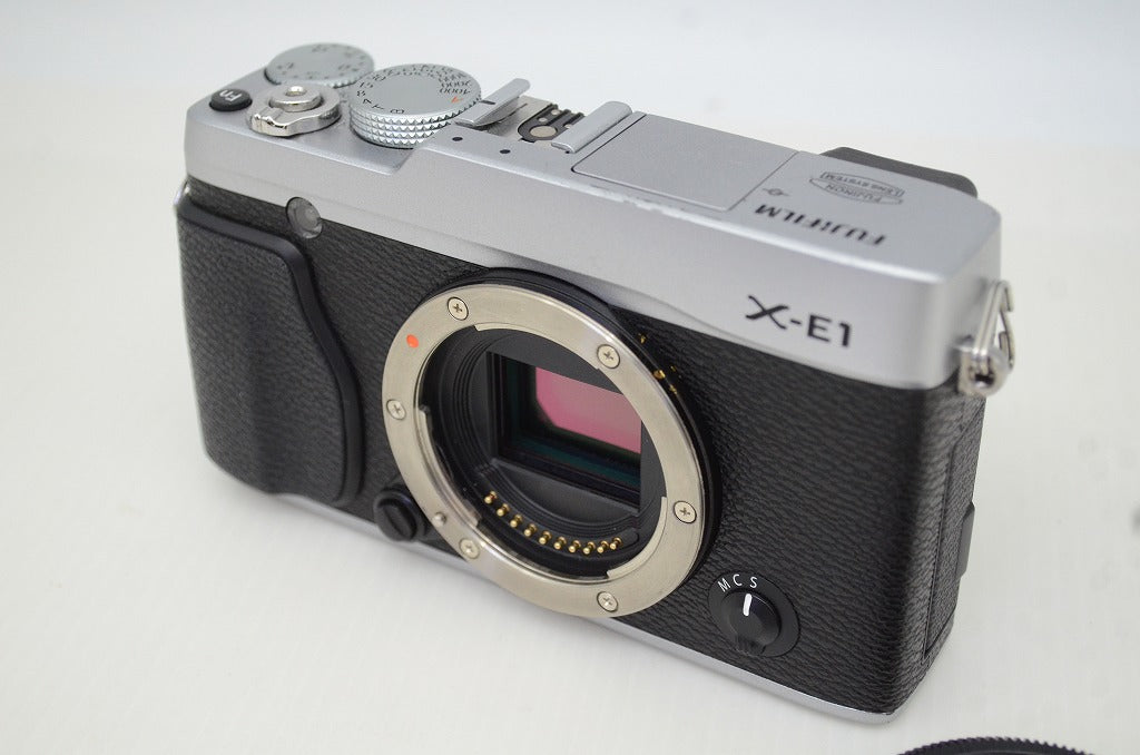 FUJIFILM フジフィルム X-E1 ボディ ミラーレス一眼カメラ シルバー 元箱付 251117b