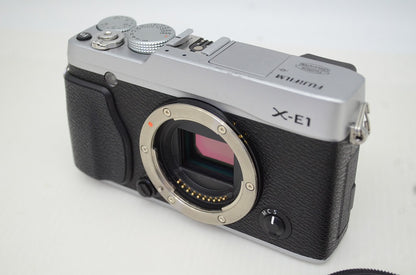 FUJIFILM フジフィルム X-E1 ボディ ミラーレス一眼カメラ シルバー 元箱付 251117b
