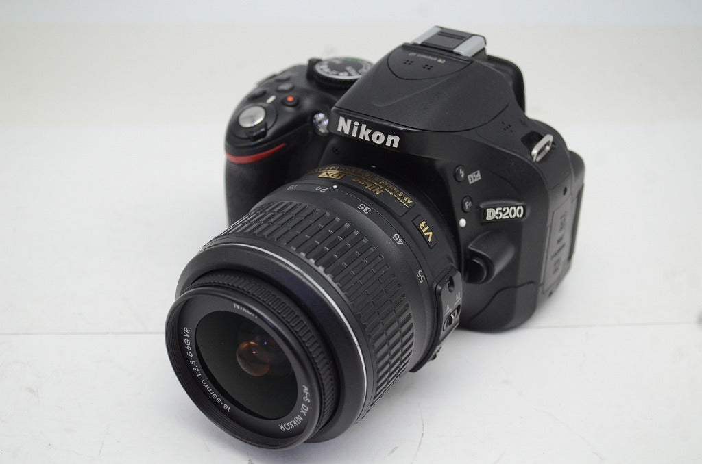 Nikon ニコン D5200 + AF-S DX 18-55mm VR レンズキット デジタル一眼レフカメラ 元箱付 250915r