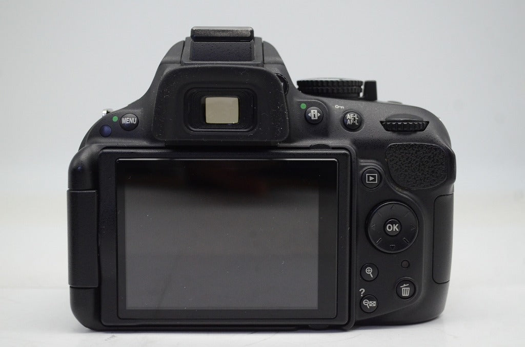 Nikon ニコン D5200 + AF-S DX 18-55mm VR レンズキット デジタル一眼レフカメラ 元箱付 250915r