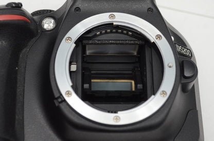 Nikon ニコン D5200 + AF-S DX 18-55mm VR レンズキット デジタル一眼レフカメラ 元箱付 250915r