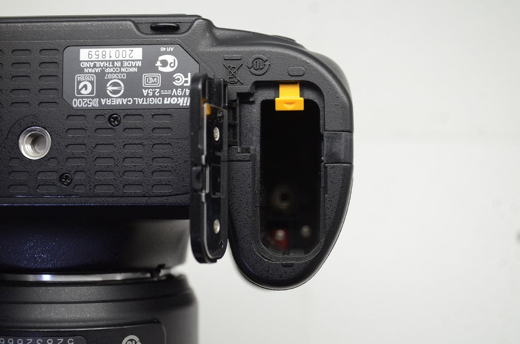 Nikon ニコン D5200 + AF-S DX 18-55mm VR レンズキット デジタル一眼レフカメラ 元箱付 250915r