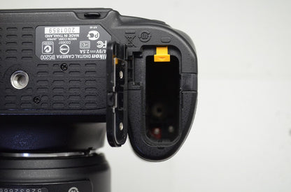 Nikon ニコン D5200 + AF-S DX 18-55mm VR レンズキット デジタル一眼レフカメラ 元箱付 250915r