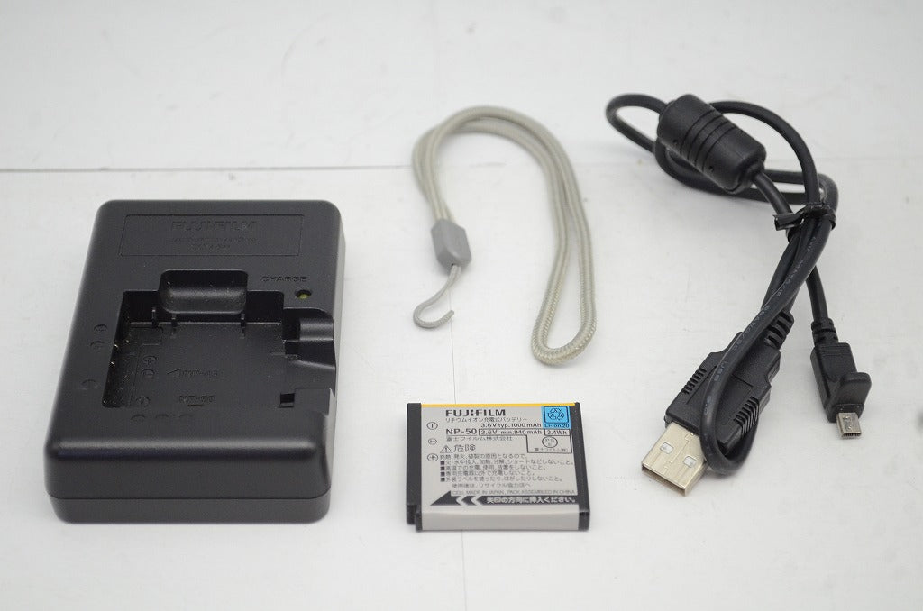 美品 FUJIFILM フジフィルム FinePix F80EXR コンパクトデジタルカメラ シルバー 250924v