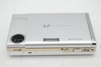 良品 FUJIFILM フジフィルム FinePix Z5fd コンパクトデジタルカメラ シルバー 元箱付 250402d