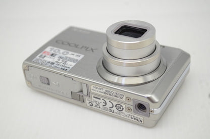 美品 Nikon ニコン COOLPIX S600 コンパクトデジタルカメラ シルバー 元箱付 251205d