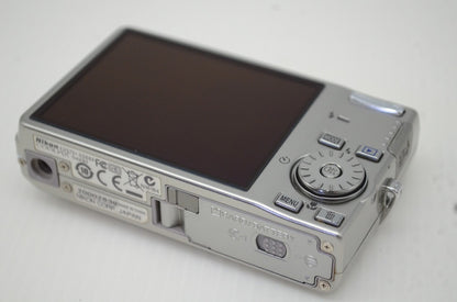 美品 Nikon ニコン COOLPIX S600 コンパクトデジタルカメラ シルバー 元箱付 251205d