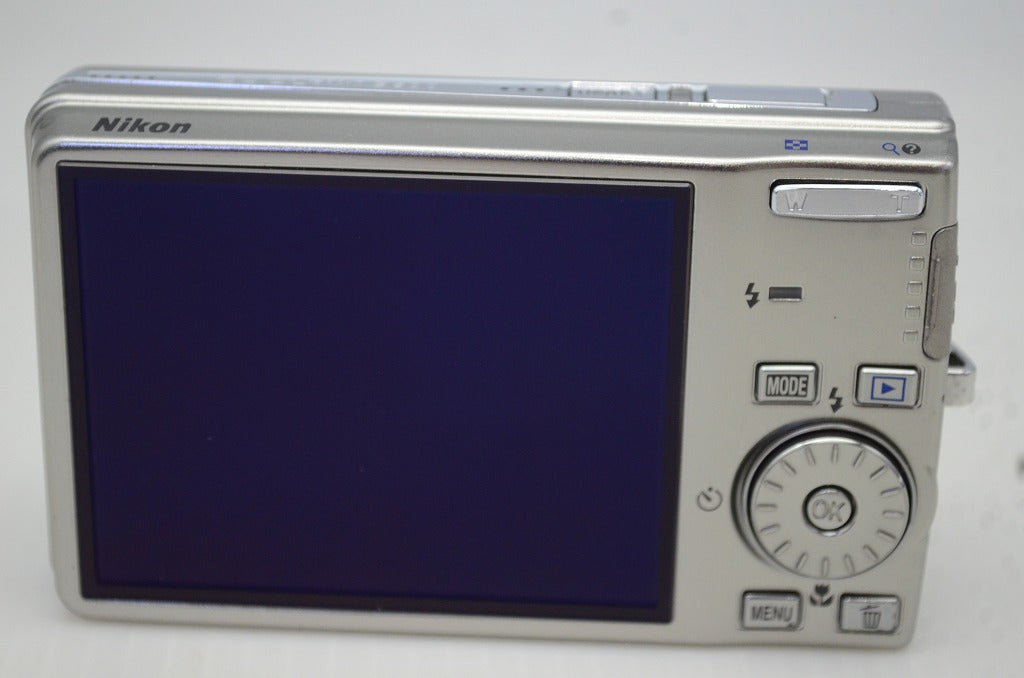 美品 Nikon ニコン COOLPIX S600 コンパクトデジタルカメラ シルバー 元箱付 251205d