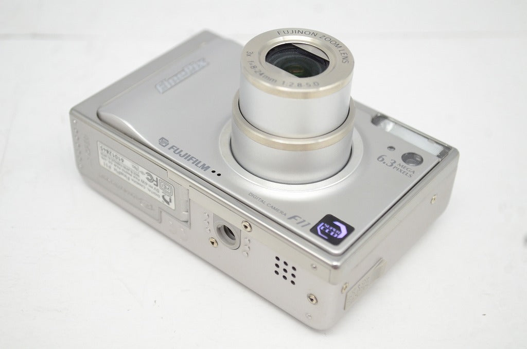 美品 FUJIFILM フジフィルム FinePix F11 コンパクトデジタルカメラ シルバー 元箱付 250930ad